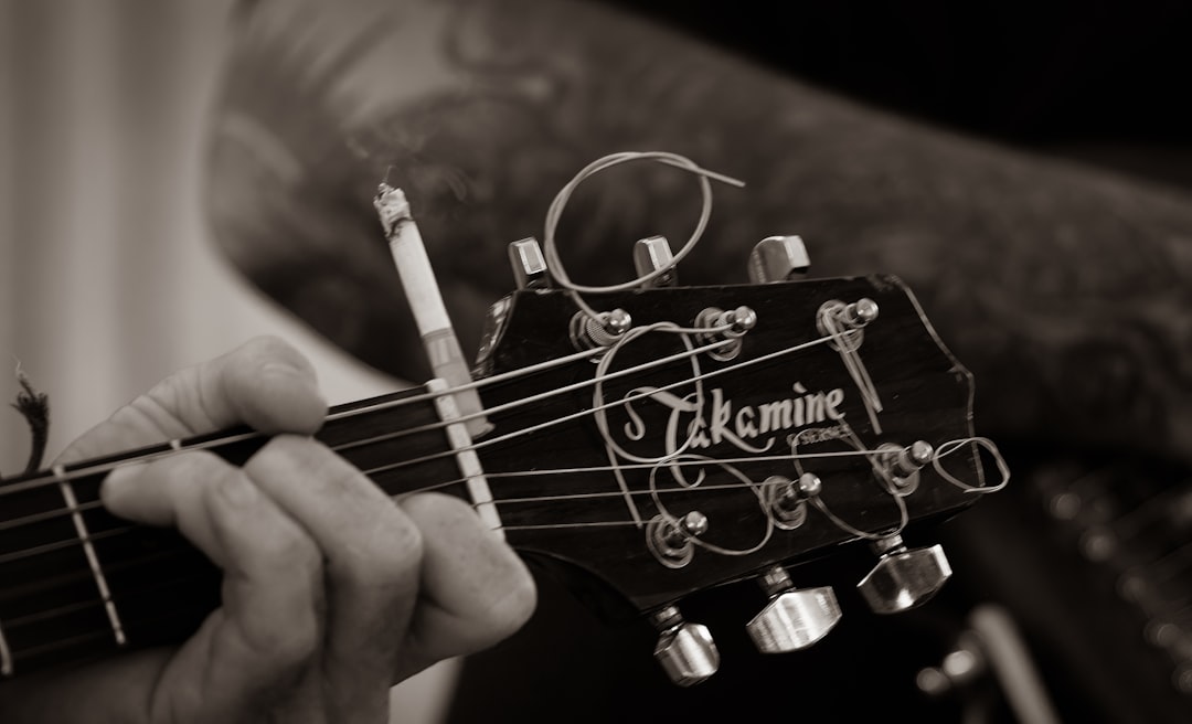 Photo Guitar, hand